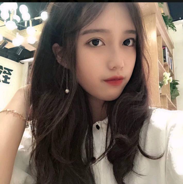 身材火辣的性感小女神